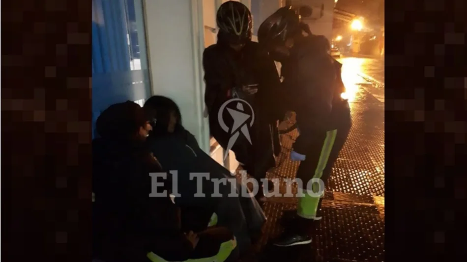 Tras ser violada,  caminaba desnuda  y shockeada bajo la lluvia