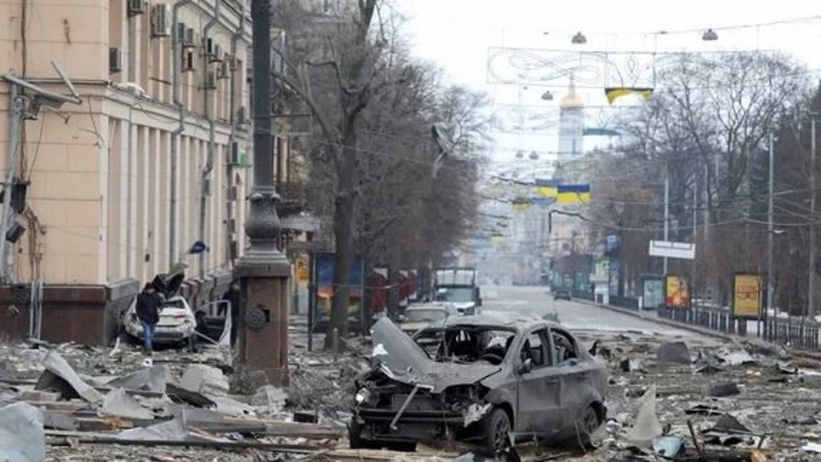VIDEO Imágenes impactantes: Rusia bombardea la sede de gobierno en Jarkov 