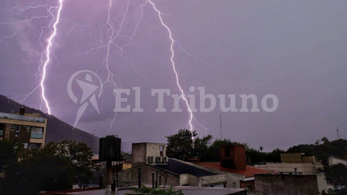 Anegamientos y caída de árboles por  las intensas lluvias en la ciudad y localidades cercanas