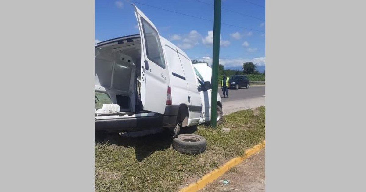 Fuerte choque de una camioneta contra un poste de luz