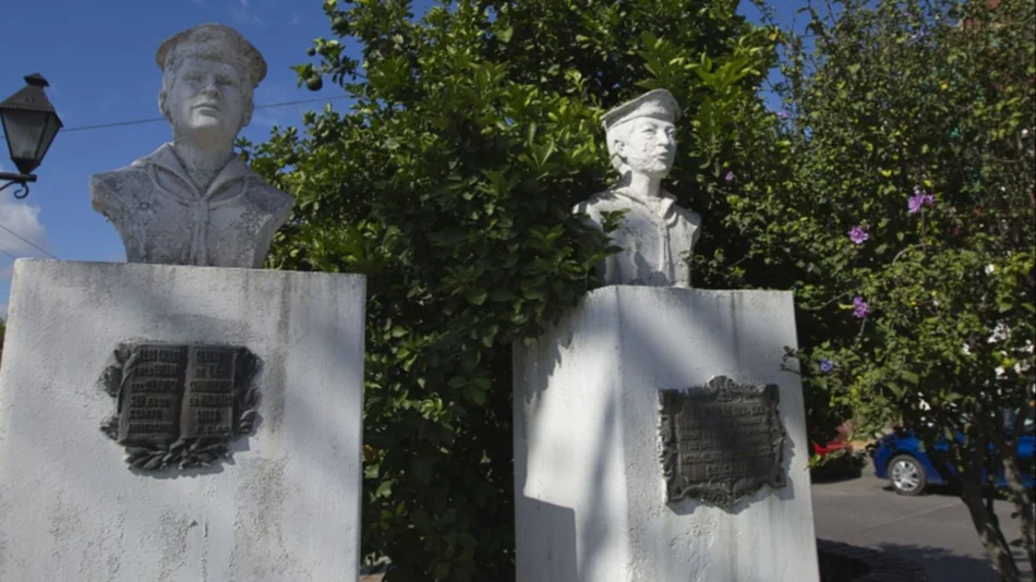 Dos plazas que recuerdan a caídos y resisten al olvido