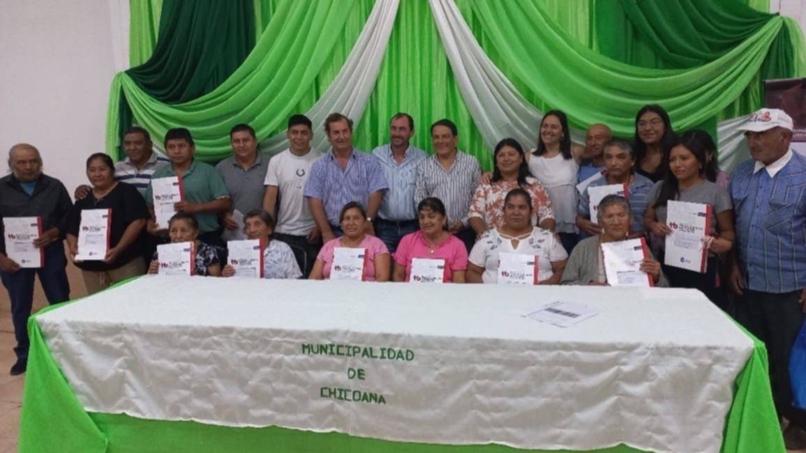 Entregaron actas de posesión de terrenos