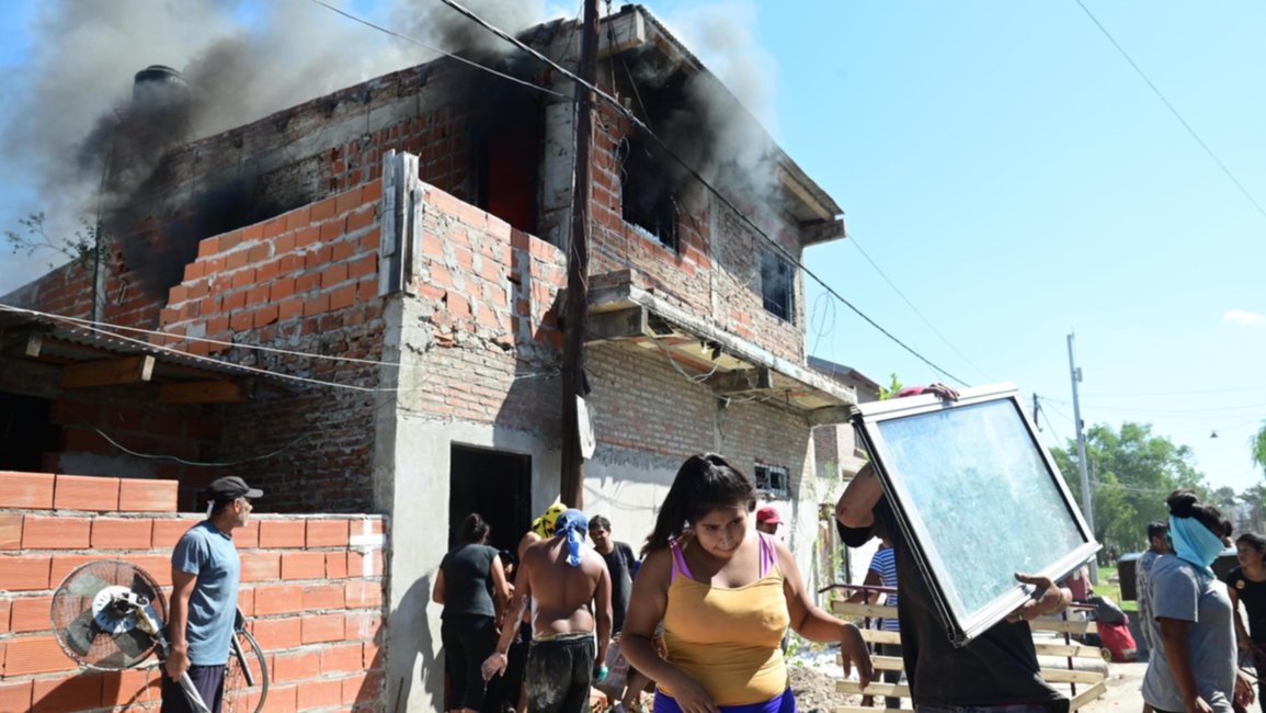 Violencia en Rosario: vecinos del niño asesinado saquearon e incendiaron la casa del presunto narco 