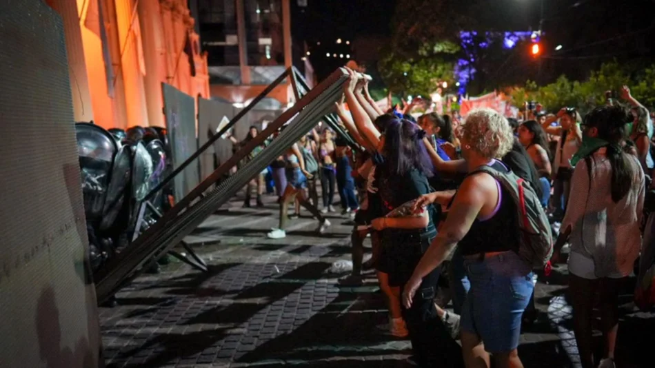 La marcha del 8M terminó con incidentes en la puerta de la Catedral