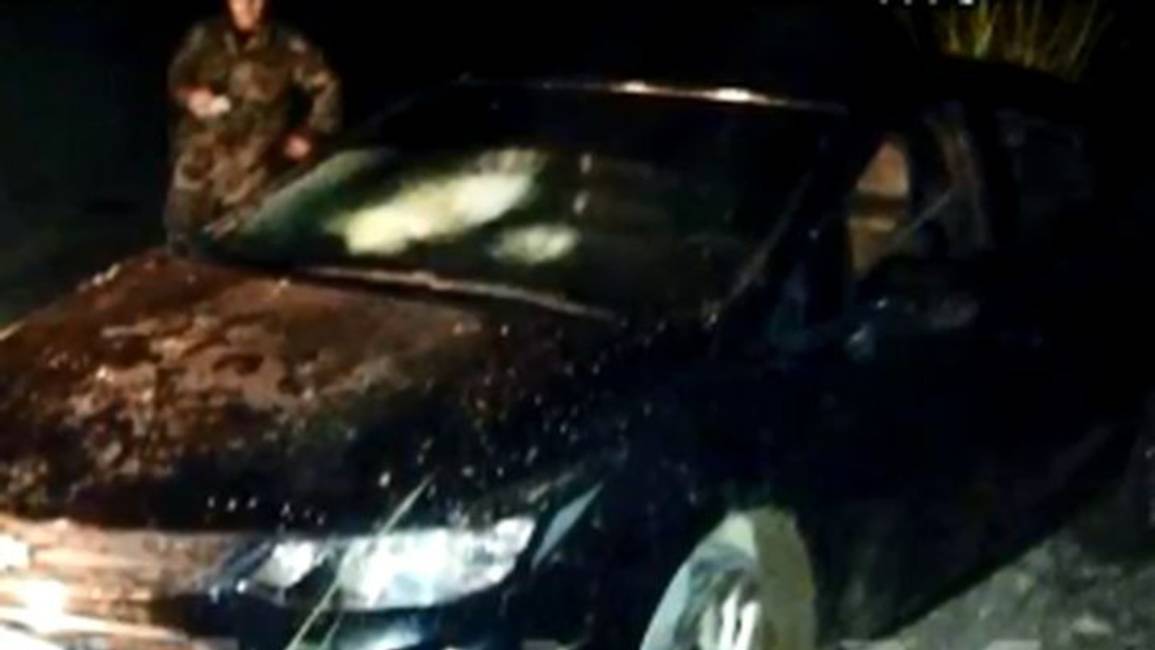Insólito: intentaron cruzar el río hacia Bolivia con un auto montado sobre un gomón