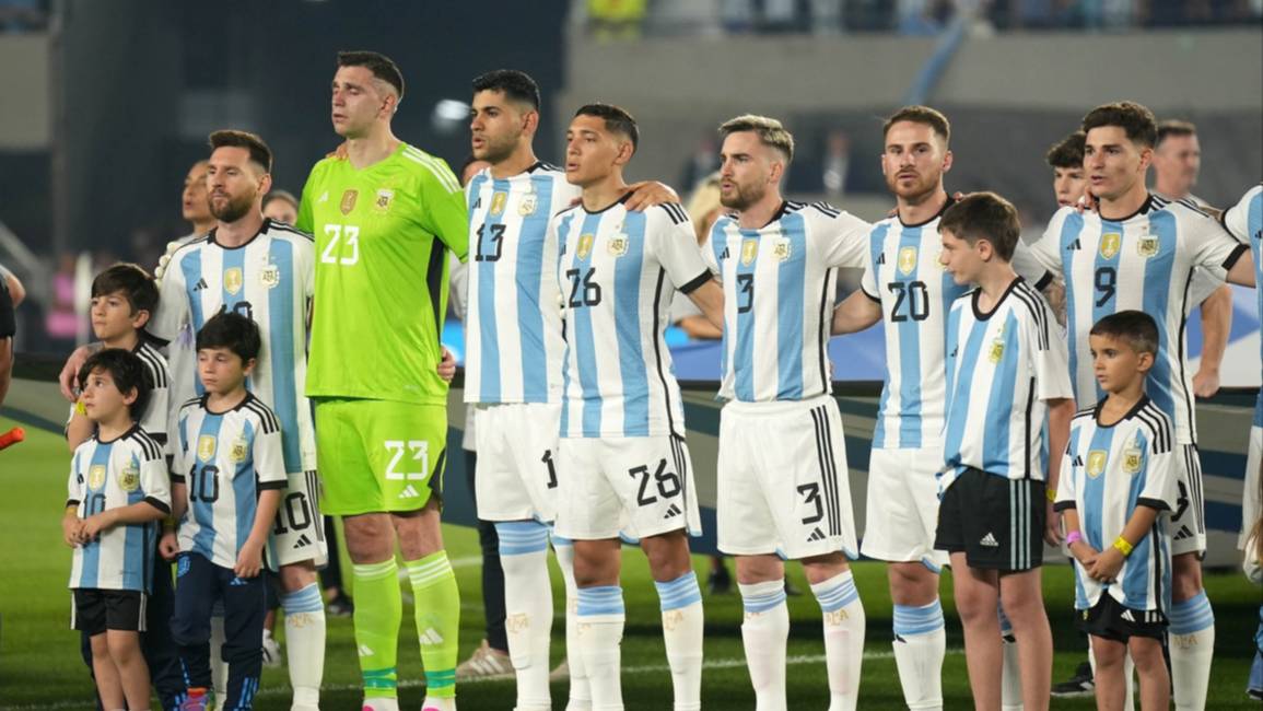 VIDEO. El reencuentro, el himno, la emoción de Messi y las lágrimas del Dibu y de Scaloni