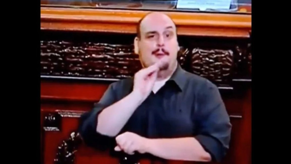 VIDEO. La llamativa actuación del intérprete de lenguaje de señas durante el discurso de Milei que se hizo viral