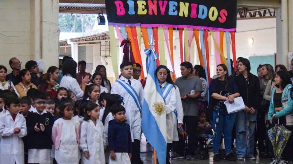 Bajo una intensa lluvia, comenzaron las clases en una jornada caótica 