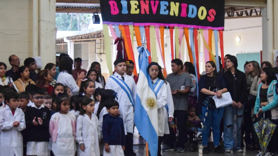 Bajo una intensa lluvia, comenzaron las clases en una jornada caótica 