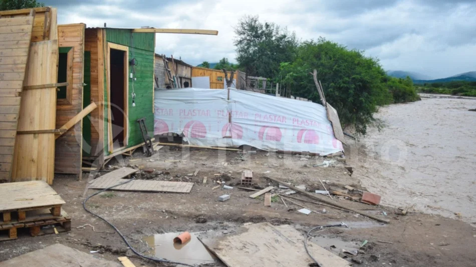 VIDEO. Peligro en el asentamiento La Ciénaga: el río Arias, al borde de arrastrar una casa 