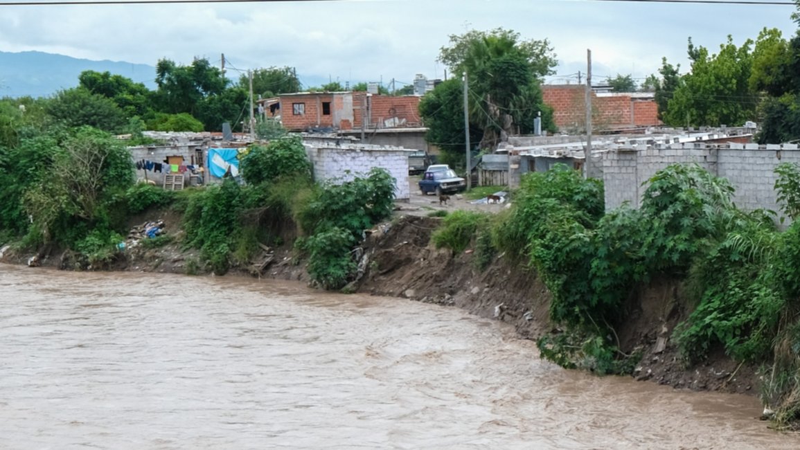 Por la crecida del río Arenales, varias familias podrían perder sus viviendas