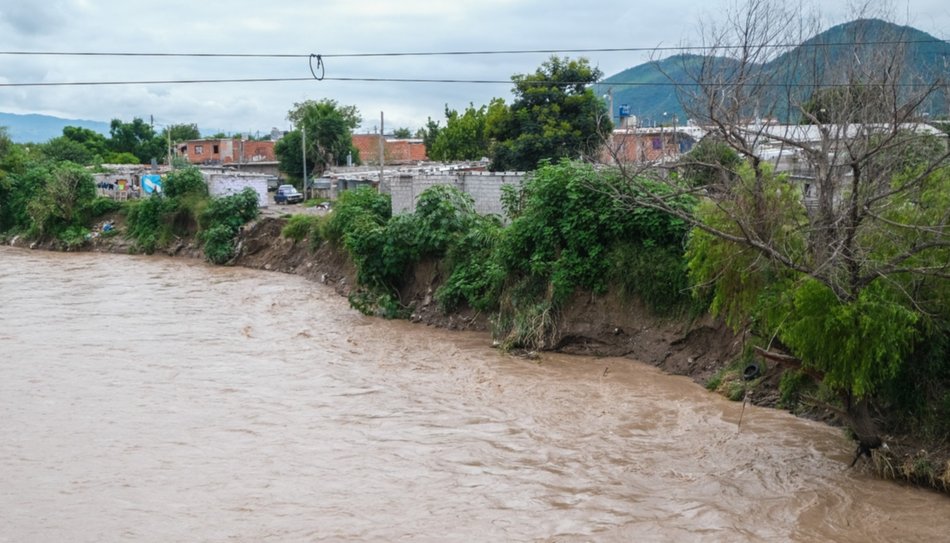 Por la crecida del río Arenales, varias familias podrían perder sus viviendas