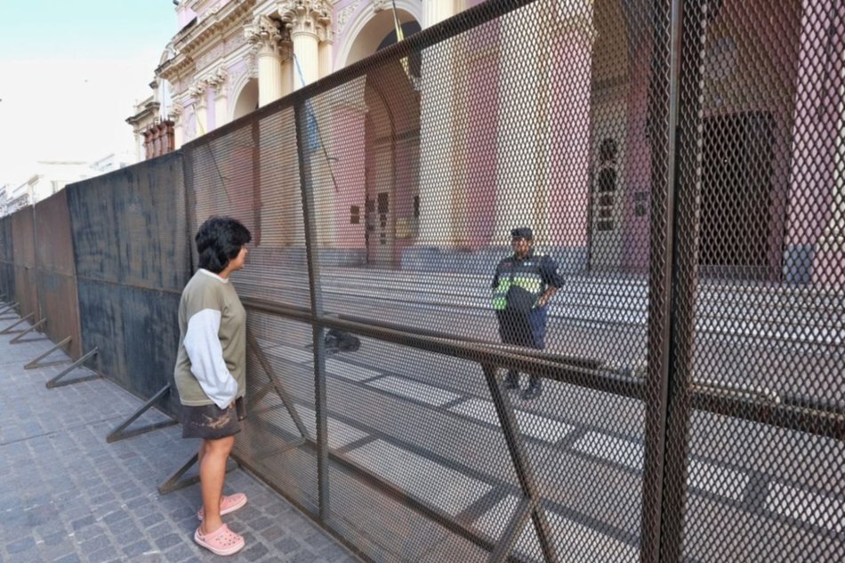 Nuevamente vallaron la vereda de la Catedral por la marcha del 8M- Nuevamente vallaron la vereda de la Catedral por la marcha del 8M