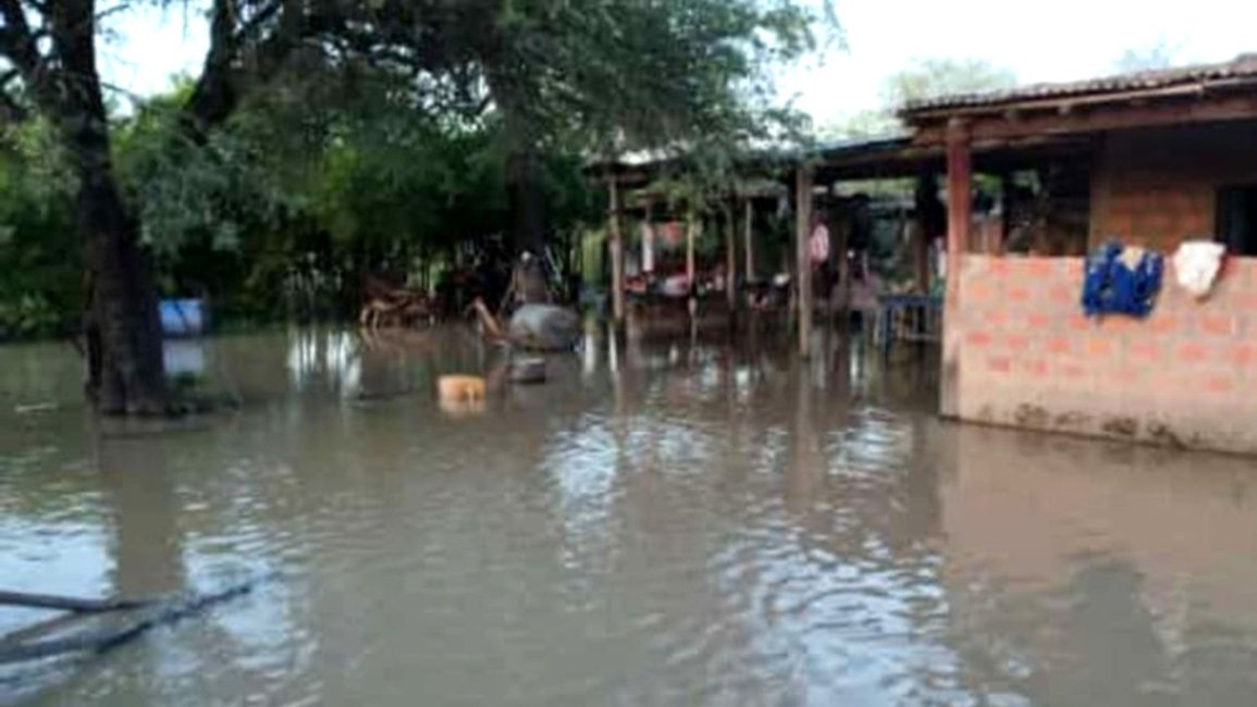 VIDEO. Desbordó el río Pilcomayo, inundó a varios parajes y hay preocupación en una escuela