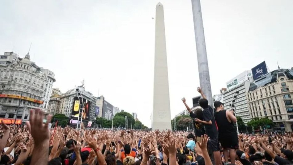 Fanáticos de Dragon Ball se juntaron en el Obelisco en homenaje a su creador, Akira Toriyama