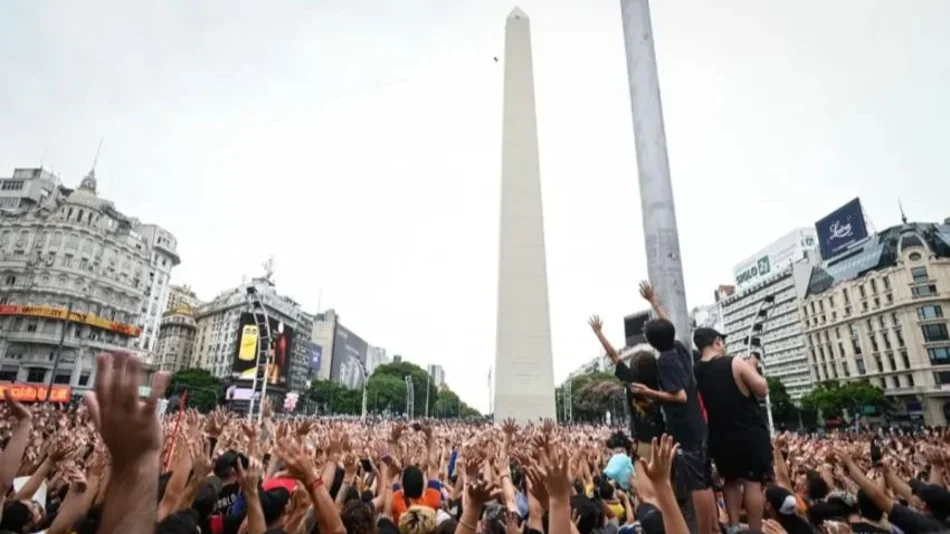 Fanáticos de Dragon Ball se juntaron en el Obelisco en homenaje a su creador, Akira Toriyama