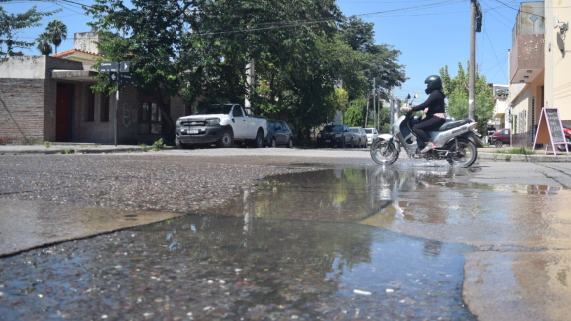 Una cloaca se desbordó y causa malestar de vecinos en zona oeste