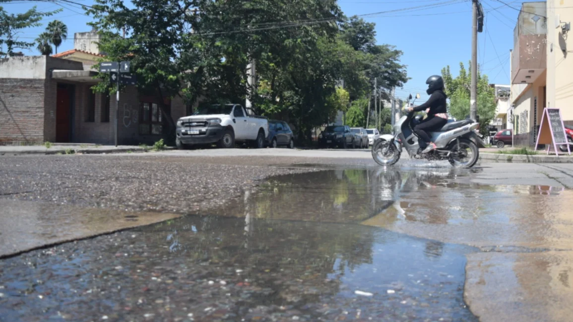 Una cloaca se desbordó y causa malestar de vecinos en zona oeste