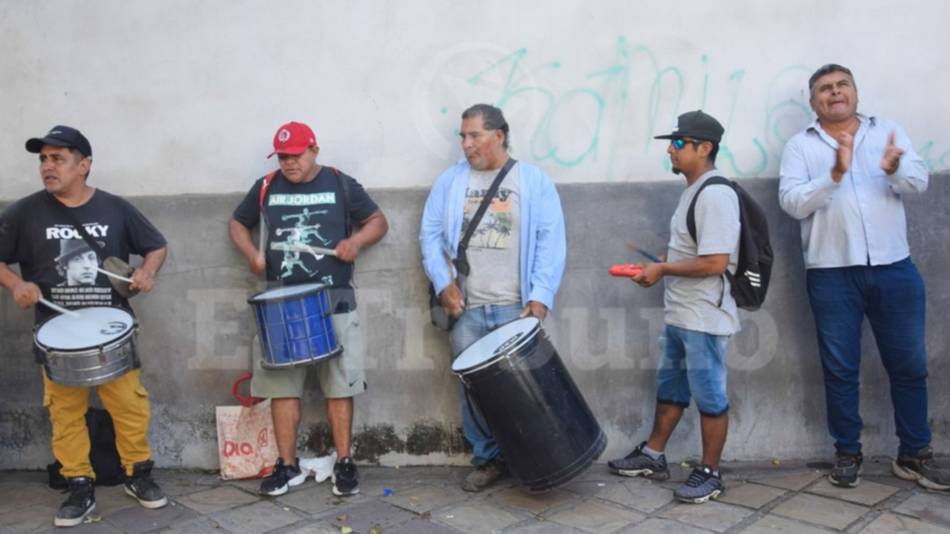 Algunos llegaron a dedo: Desocupados de capital y el interior reclaman por trabajo en la sede de la UOCRA 