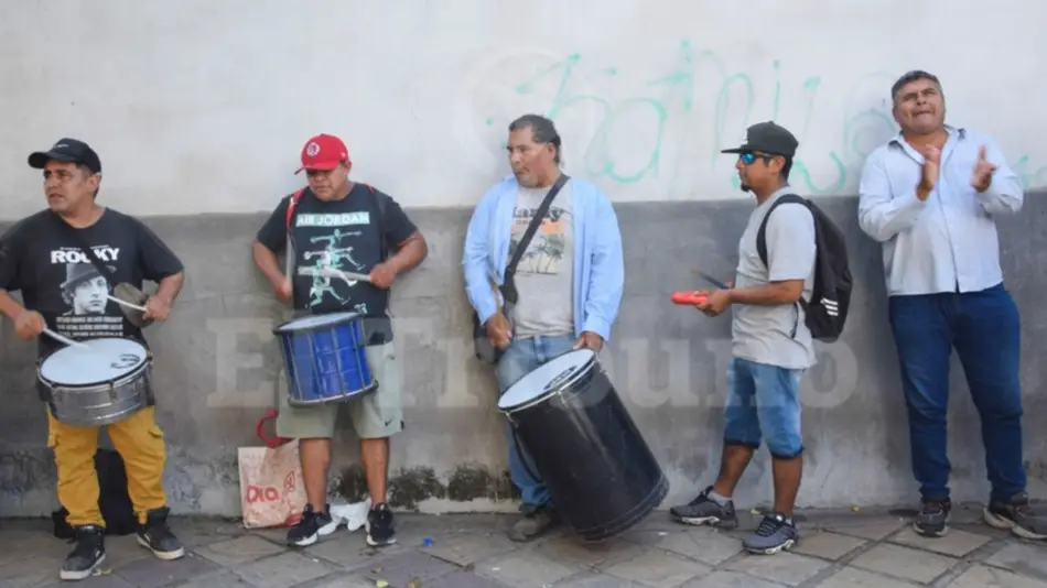 Algunos llegaron a dedo: Desocupados de capital y el interior reclaman por trabajo en la sede de la UOCRA 