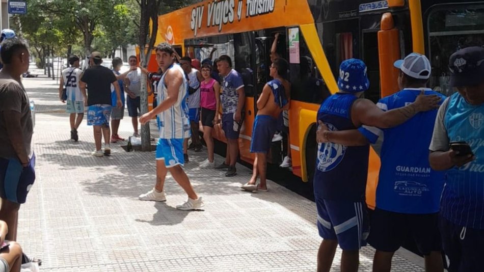 Gimnasia y Tiro: los hinchas del albo salen rumbo a Caseros para asistir al partido de Copa Argentina