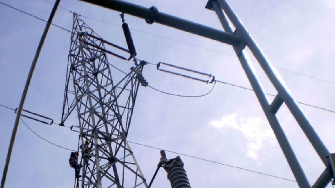 Un apagón, "por causas que se investigan", dejó sin luz a miles de usuarios