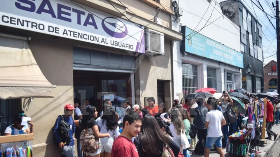 Colas interminables para el trámite del pase libre estudiantil en Saeta 