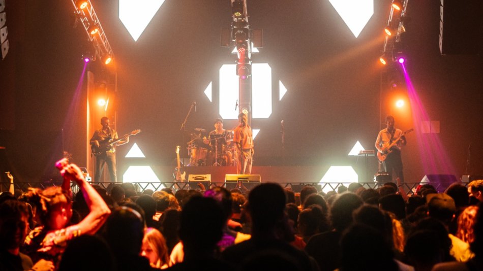 Club 20 sale de gira con "Feria"