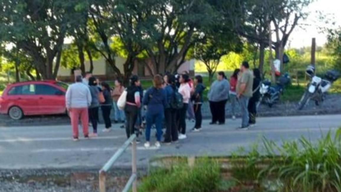 Manifestación de padres frente a la escuela de Río Ancho: reclaman medidas de seguridad vial