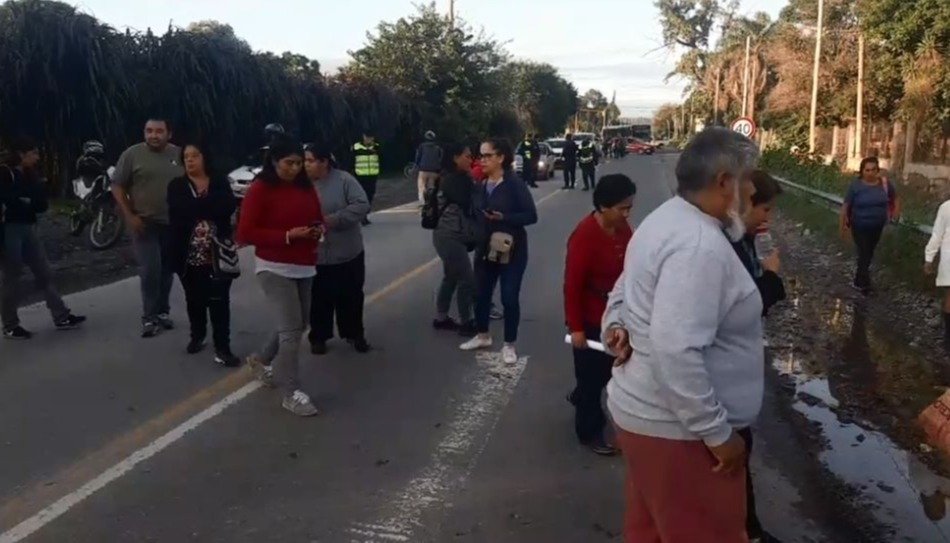 Manifestación de padres frente a la escuela de Río Ancho: reclaman medidas de seguridad vial