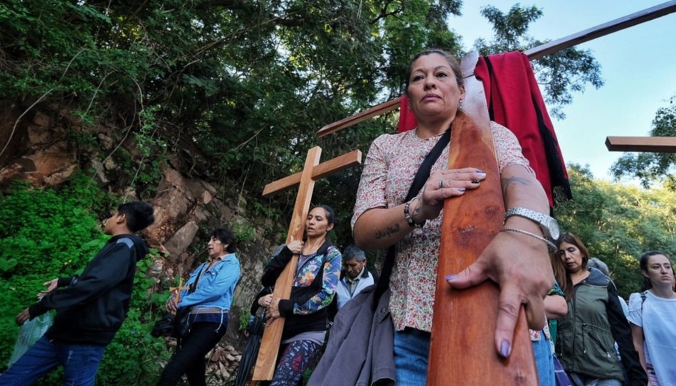 Cientos de salteños participaron del tradicional Vía Crucis al cerro San Bernardo