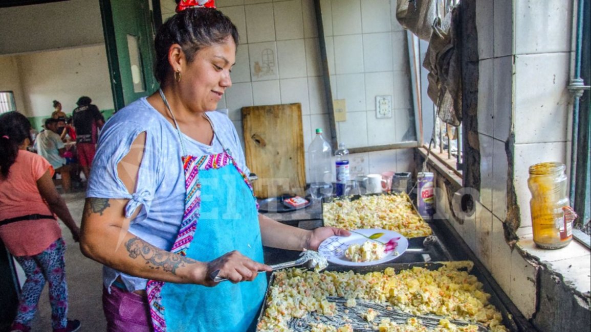 Más familia de los "changarines" en los comedores de barrios en Salta