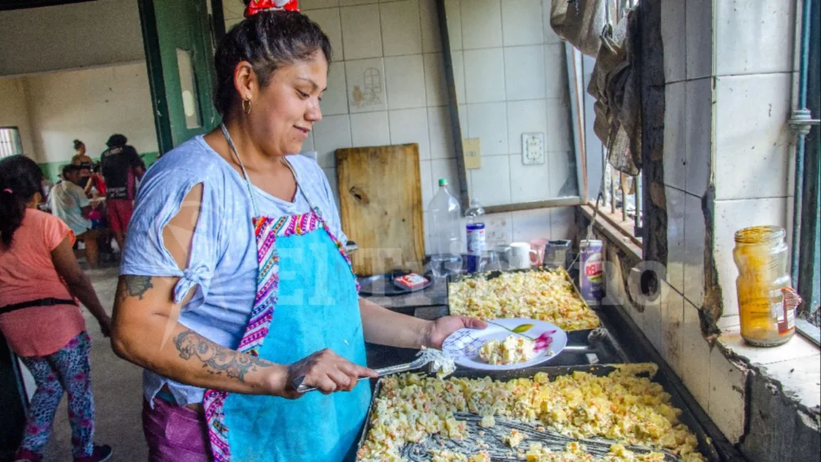 Más familia de los "changarines" en los comedores de barrios en Salta