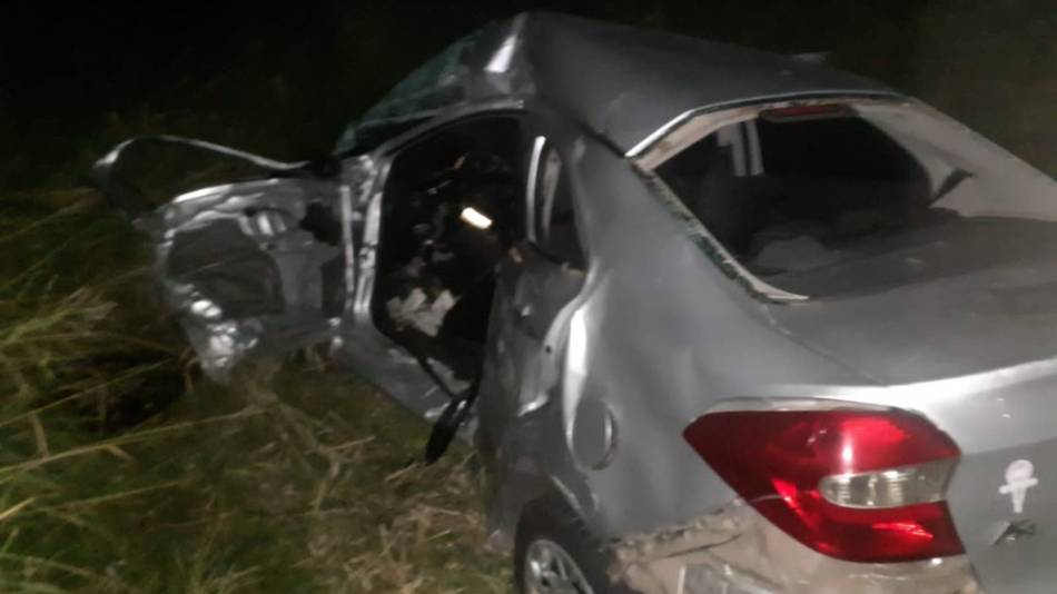 Duro choque entre un auto y un colectivo