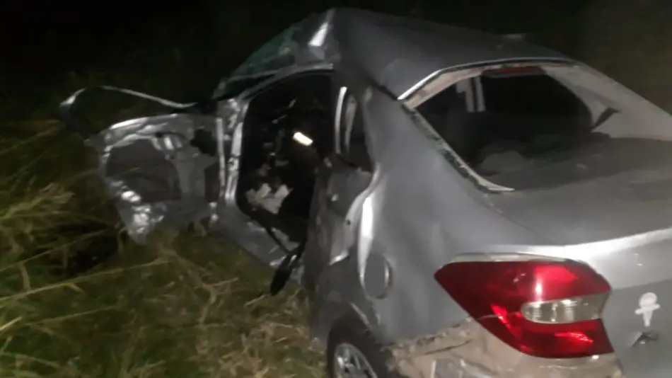 Duro choque entre un auto y un colectivo