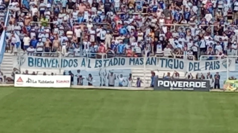 La chicana de los hinchas de Gimnasia y Tiro a Ferro: "Bienvenidos al estadio más antiguo del país"