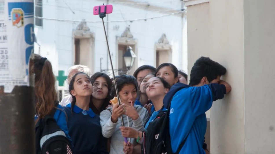 El 54% de los estudiantes argentinos de 15 años se distrae con su celular en clase