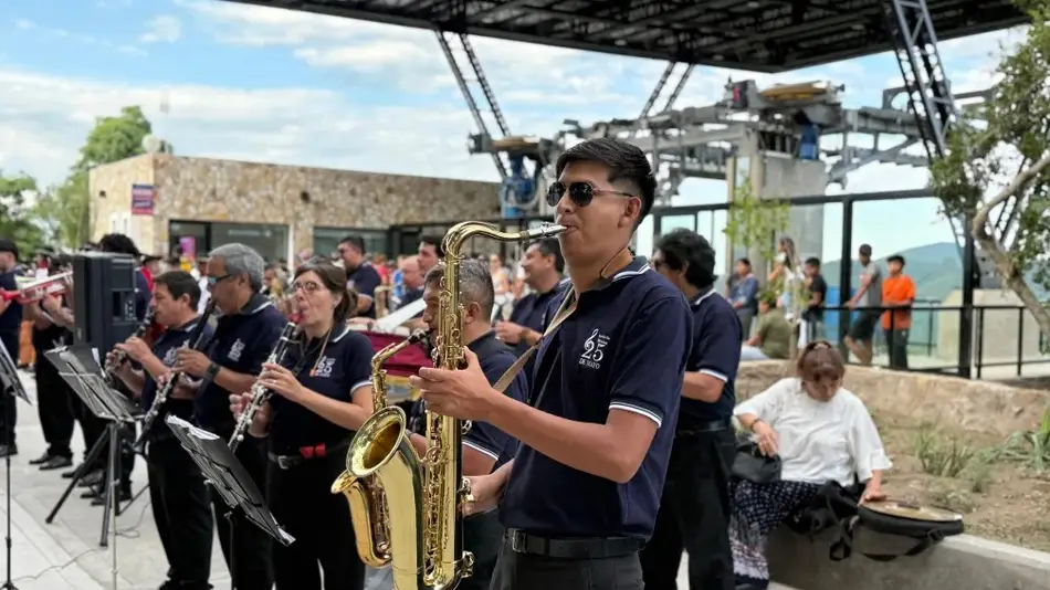 Música y danza por el día de la Mujer en los paseos y ferias de artesanos