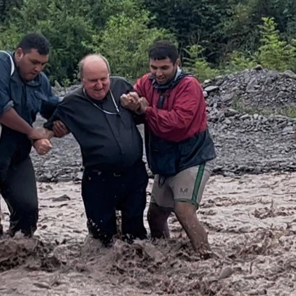 VIDEO. Monseñor Cargnello estuvo presente en un operativo para sacar una camioneta varada en el río Las Tipas