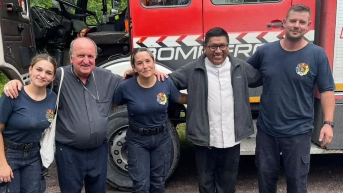VIDEO. Monseñor Cargnello estuvo presente en un operativo para sacar una camioneta varada en el río Las Tipas