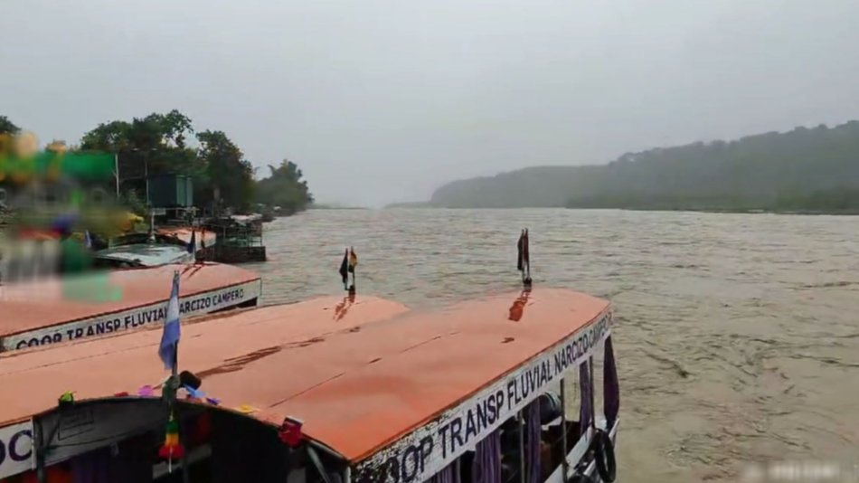 Alerta en Bermejo: cortan el paso fronterizo de chalanas por la crecida del río