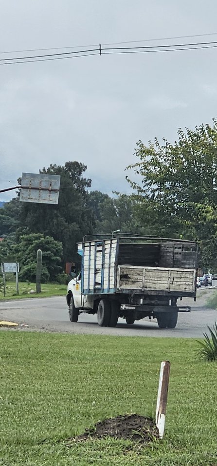 Indignante: un camión con el logo del municipio de La Caldera abastece de mercadería a puestos ilegales en espacios públicos