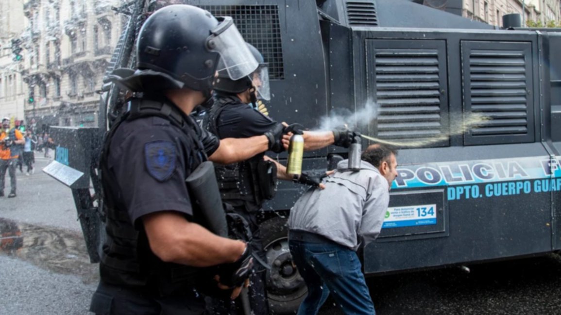 Un gas pimienta profesional como el que usó la policía cuesta casi lo mismo que una jubilación mínima