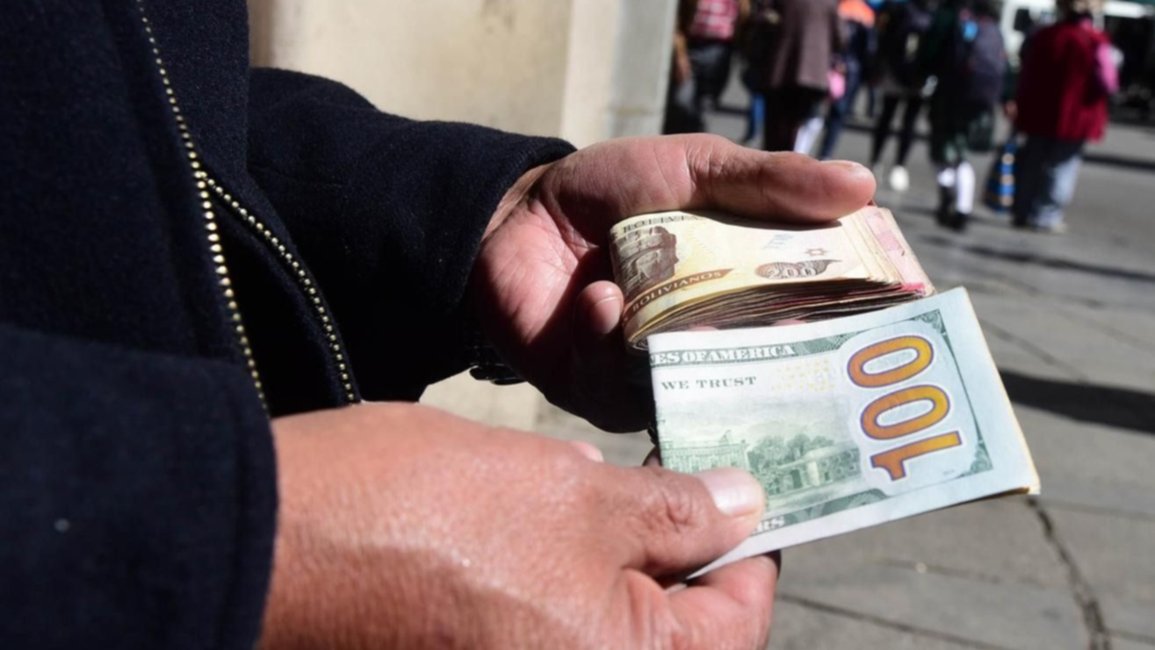 El "dólar blue" boliviano se va a las nubes y hay preocupación en la frontera