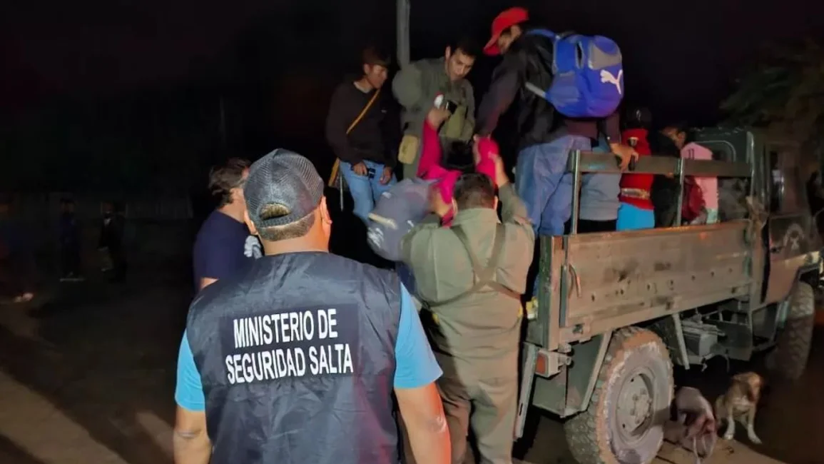 Aumenta la amenaza del río Pilcomayo y comenzaron las evacuaciones preventivas en Hito 1 y Santa María