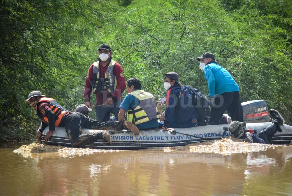 Pilcomayo: Bajó un poco el agua, avanza el rescate de los aislados y la entrega de ayuda