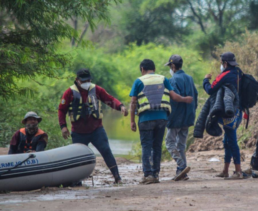 Pilcomayo: Bajó un poco el agua, avanza el rescate de los aislados y la entrega de ayuda