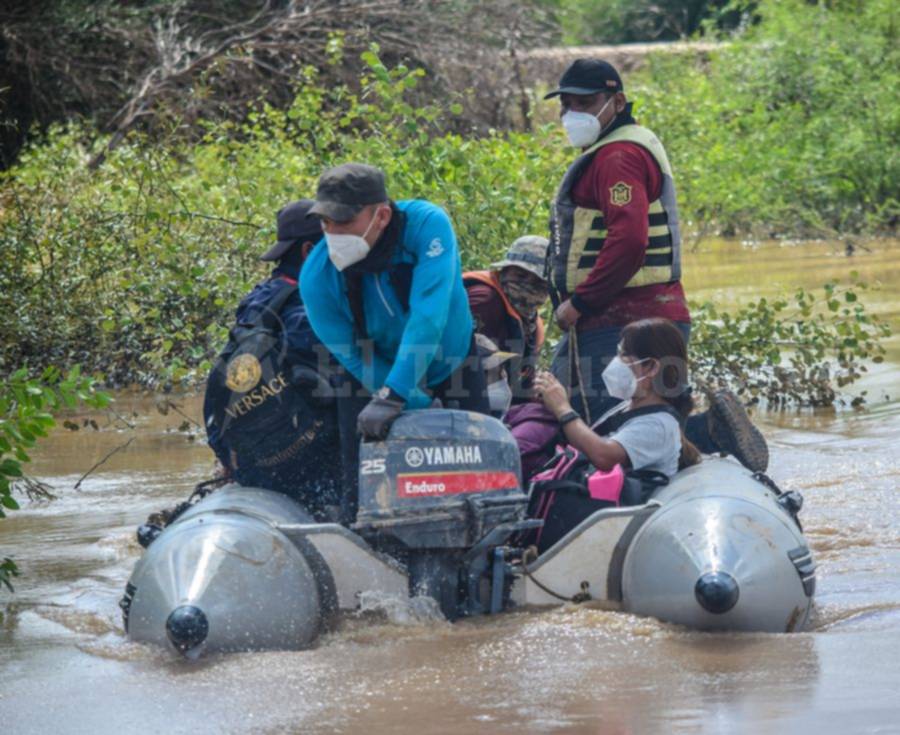 Pilcomayo: Bajó un poco el agua, avanza el rescate de los aislados y la entrega de ayuda