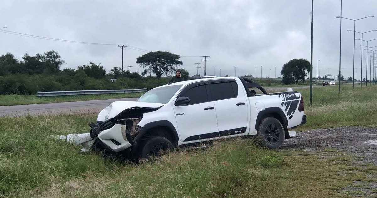 Fuerteo choque entre una camioneta y un auto en la Circunvalación Oeste