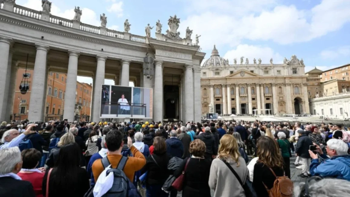 Pese a tener el alta, el papa Francisco continúa con tratamiento